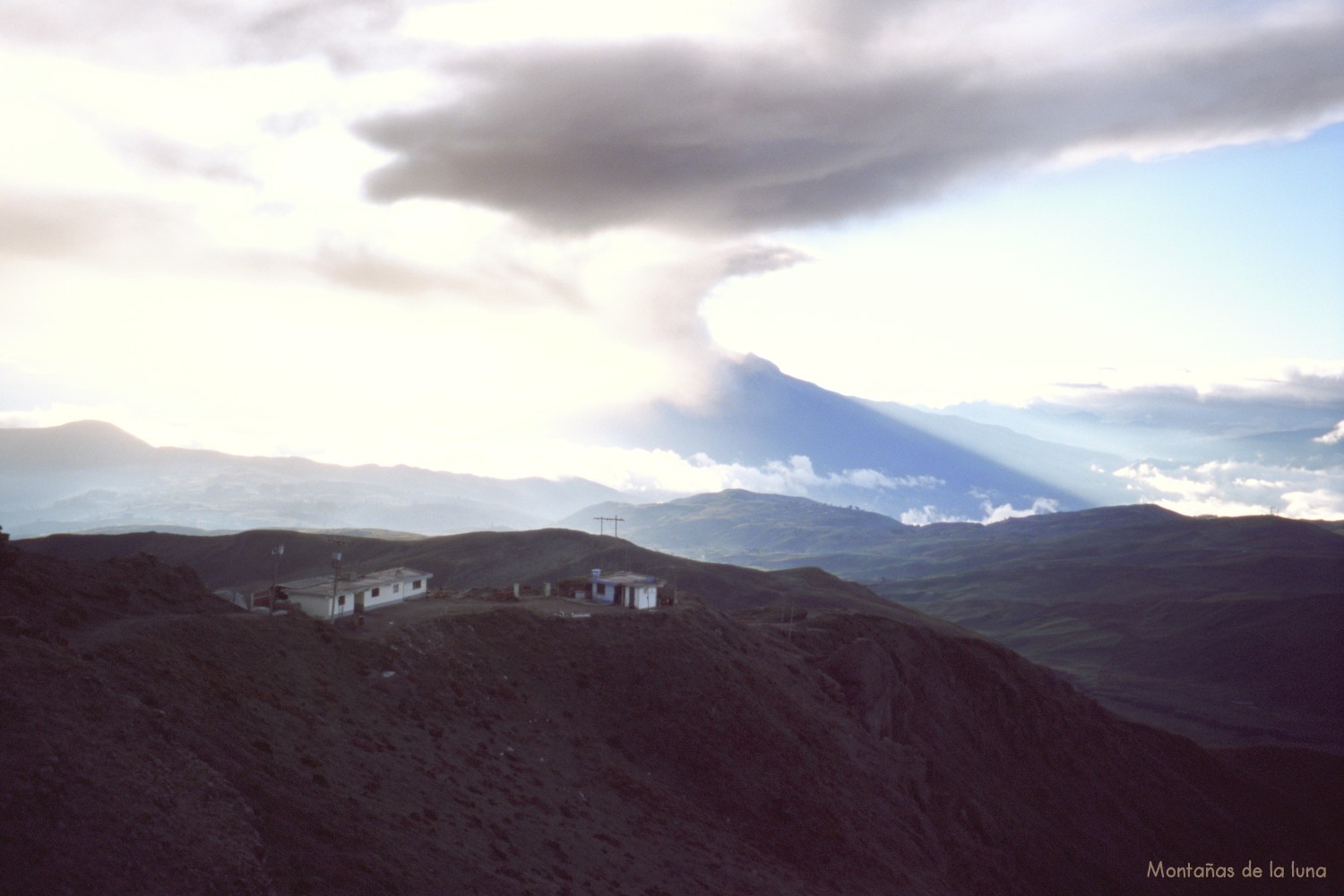Desde la cima del Igualata, 4.432 mts., delante el cuartel militar y detrás el Volcán Tungurahua con su nube de cenizas